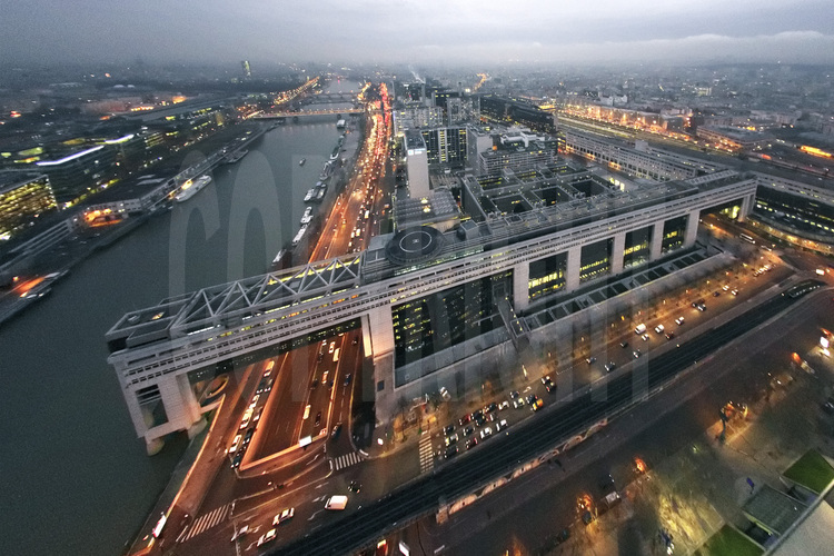 Vue du XIIème arrondissement avec, au premier plan, la Seine, le boulevard de Bercy et le Ministère des Finances (Bercy). En arrière plan, le pont Charles de Gaulle et le quartier de la gare de Lyon. Altitude 90 mètres.