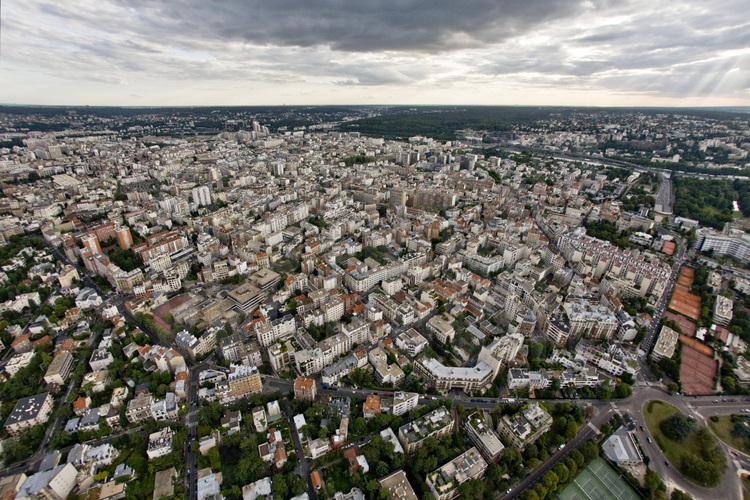 Vue de la ville de Boulogne Billancourt avec, au premier plan, la rue Denfert Rochereau. En arrière plan, la ville de Sèvres, la forêt de fausses-Reposes et Ville d'Avray. Altitude 160 mètres.