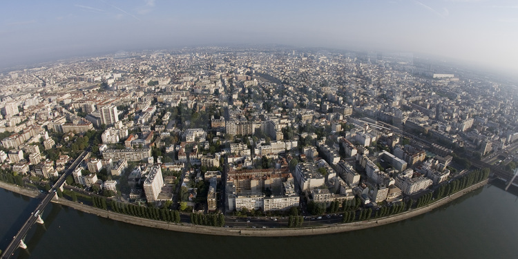 Vue de la banlieue ouest de Paris avec (de g. à d.), la ville de Courbevoie, le pont de Levallois, la ville d'Asnières-Bécon et la Seine. Altitude 200 mètres.