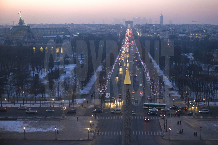 Vue de l'ouest de Paris avec, au premier plan, l'obélisque de la Concorde. Au second plan (de g. à d.), le Grand et le Petit Palais, les jardins des Champs Elysées. En arrière plan, les Champs Elysées, l'Arc de Triomphe de l'Etoile et la Défense. Altitude 30 mètres.