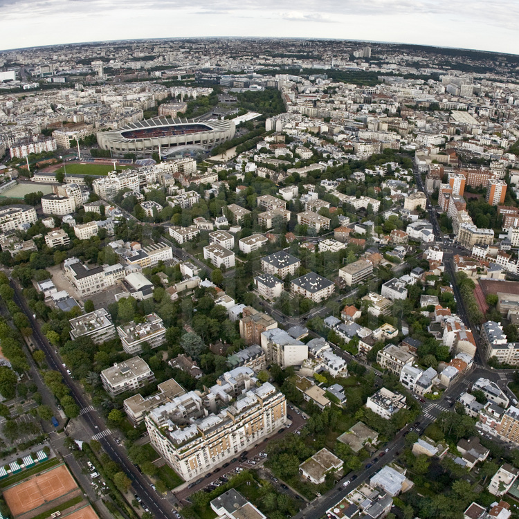Vue des quartiers nord de la ville de Boulogne Billancourt avec, au premier plan, le boulevard d'Auteuil. En arrière plan, le stade Jean Bouin, le Parc des Princes et la porte de Saint Cloud. Altitude 140 mètres.