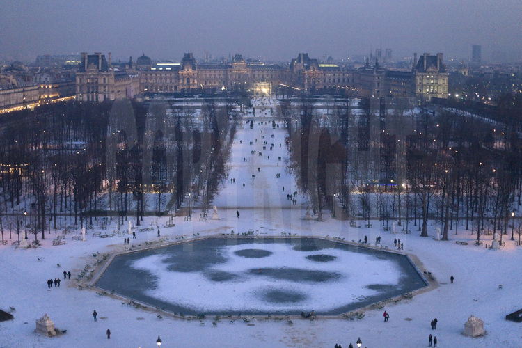Vue générale de sud-est de Paris depuis la place de la Concorde. Au premier plan, le jardin des Tuileries. Au second plan, l'Arc et la place du Caroussel. En arrière plan, le musée du Louvre. Altitude 50 mètres.