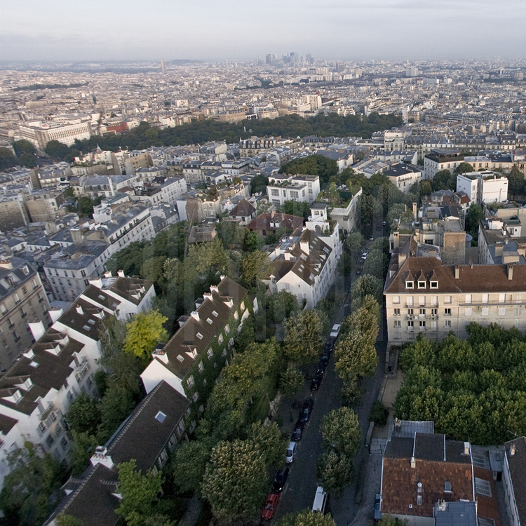 Vue de l'ouest de la butte Montmartre avec, au premier plan, l'avenue Junot. Au second plan au centre, le Moulin de la Galette. Au troisième plan, le cimetière de Montmartre. En arrière plan, la Défense. Altitude 60 mètres.