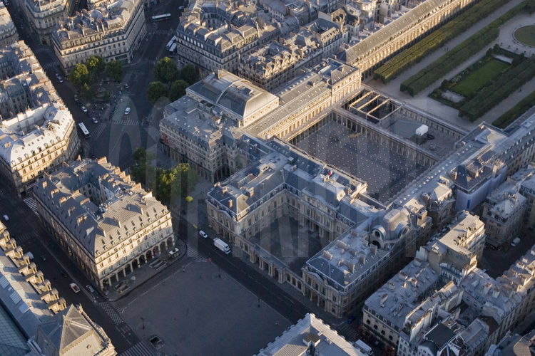 Vue du Ier arrondissement avec, au premier plan (de g. à d.), la place du Palais Royal et le Conseil d'État. Au second plan (de g. à d.), la place et le Théâtre de Comédie Française et le Palais Royal. Altitude 300 mètres.