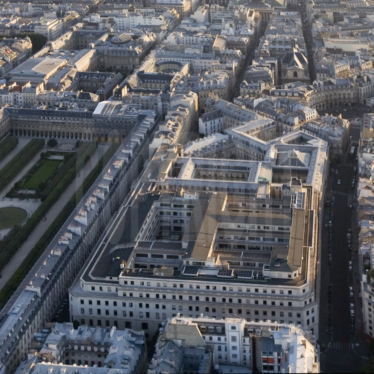 Vue du Ier arrondissement avec, au premier plan (de g. à d.), le Palais Royal et la Banque de France. En arrière plan (à g.), la Bibliothèque de France de la rue Richelieu. Altitude 200 mètres.