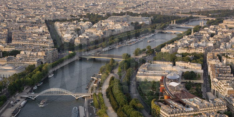 Vue de la rive droite de Paris avec, au premier plan (de g. à d.), la Seine, la passerelle Debilly et le musée des Arts Premiers (quai Branly). Au second plan (de g. à d.), l'avenue Montaigne  et le pont de l'Alma. En arrière plan (de g. à d.), le Grand et le Petit Palais, le pont Alexandre III et la place de la Concorde. Altitude 180 mètres.