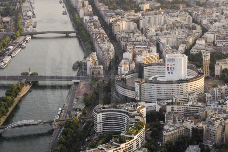 Vue de la partie est du XVIème arrondissement avec, au second plan (de g. à d.), la Seine,  le pont de Grenelle et la Maison de la Radio. En arrière plan (de g. à d.), le pont Mirabeau et l'avenue de Versailles. Altitude 300 mètres.