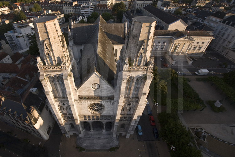 Pau, centre ville, façade sud de la cathédrale de Pau. En arrière plan à d., le Palais de Justice. Altitude 55 m.