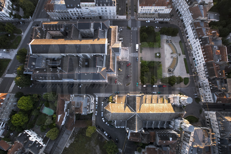 Pau, centre ville. Vue zénithale de la place de la Libération, du Palais de Justice (en haut à g.) et de la cathédrale de Pau (en bas à d.). Altitude 90 m.