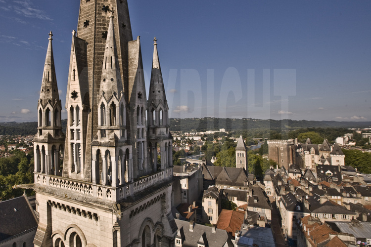 Pau, centre ville, église Saint Martin, la plus fréquentée de Pau. En arrière plan, le centre historique, la rue Henri IV, le château de Pau, la tour de la Monnaie et le gave de Pau (à g.). Altitude 40 m.