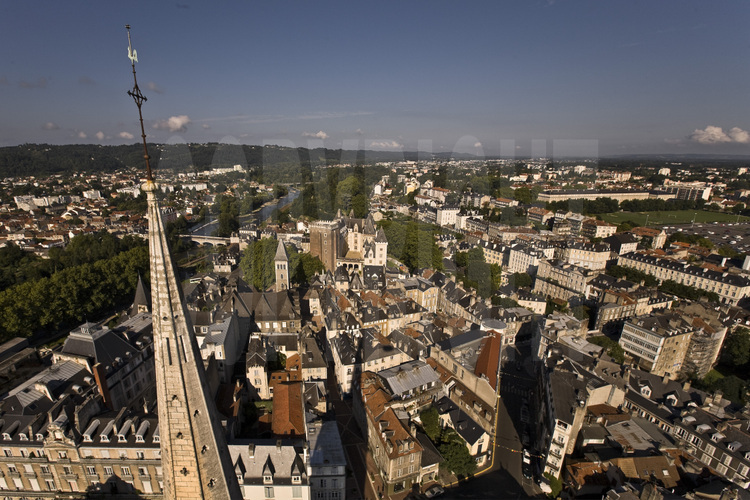 Pau, centre ville, flèche de l'église Saint Martin, la plus fréquentée de Pau. En arrière plan, le centre historique, la rue Henri IV, la tour de la Monnaie, le château de Pau et le gave de Pau (à g.). Altitude 70 m.