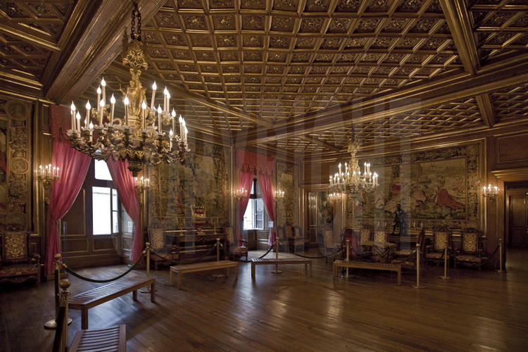 Pau, centre historique. Intérieur du château de Pau. Une des salles de réception, aux riches lambris et tapisseries.