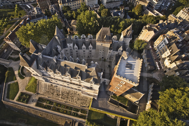 Vue zénithale du château de Pau, où naquit Henri, roi de Navarre qui devint Henri IV. Avec ses cent mille visiteurs par an, c'est le site patrimonial le plus visité des Pyrénées-Atlantiques. Au premier plan, la tour Mazères (à g.) et le donjon Gaston Fébus (à d.). Altitude 100 m.