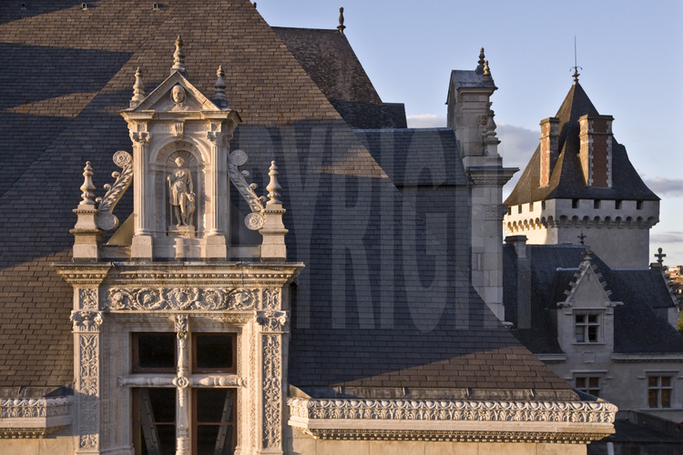 Fenêtre ouvragée de l'aile sud du château de Pau (ou naquit Henri IV). En arrière plan à droite, la tour Napoléon III. Altitude 25 m.