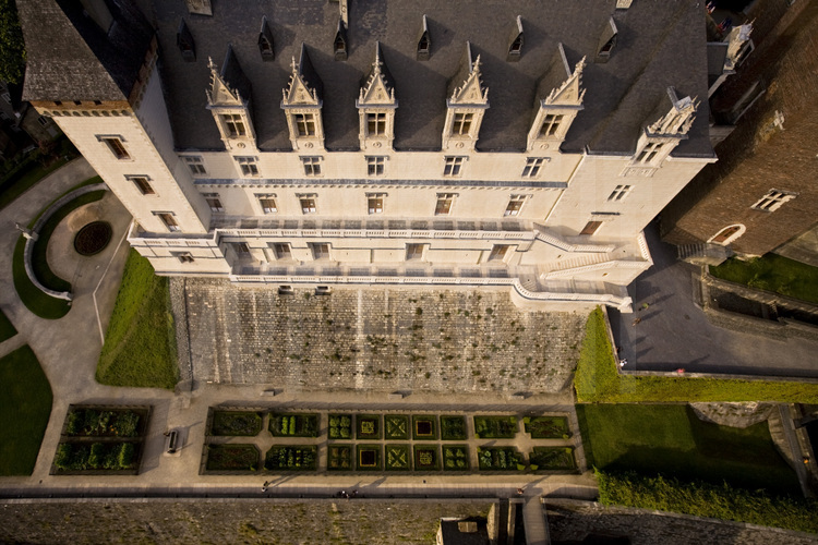 Vue zénithale de l'aile sud et jardins renaissance du château de Pau, où naquit Henri, roi de Navarre qui devint Henri IV. Avec ses cent mille visiteurs par an, c'est le site patrimonial le plus visité des Pyrénées-Atlantiques. Altitude 25 m.