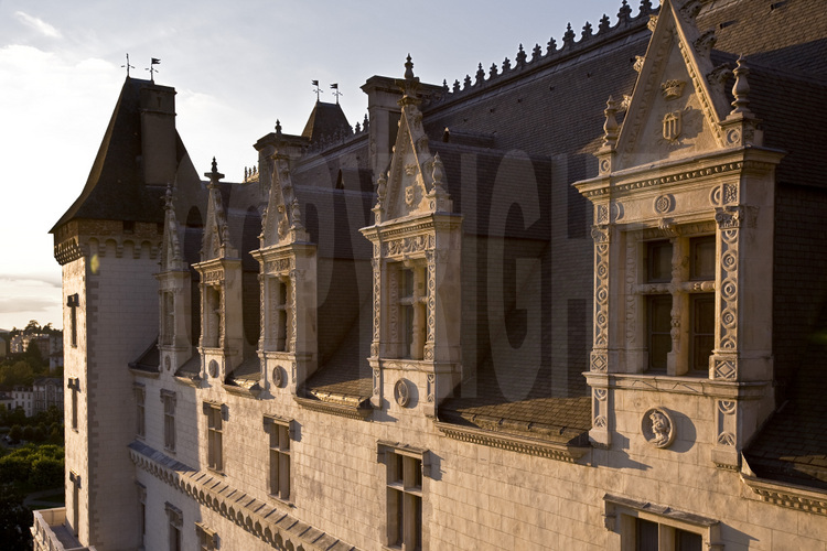 Fenêtres ouvragées du château de Pau (ou naquit Henri IV) depuis la façade sud. En arrière plan, la tour Mazères. Altitude 25 m.