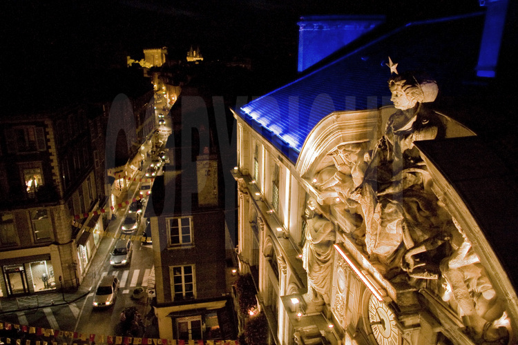Centre ville de Pau, vue nocturne de la façade de l'hôtel de ville qui donne sur la place Royale. En arrière plan, la rue Henri IV. Altitude 20 m.