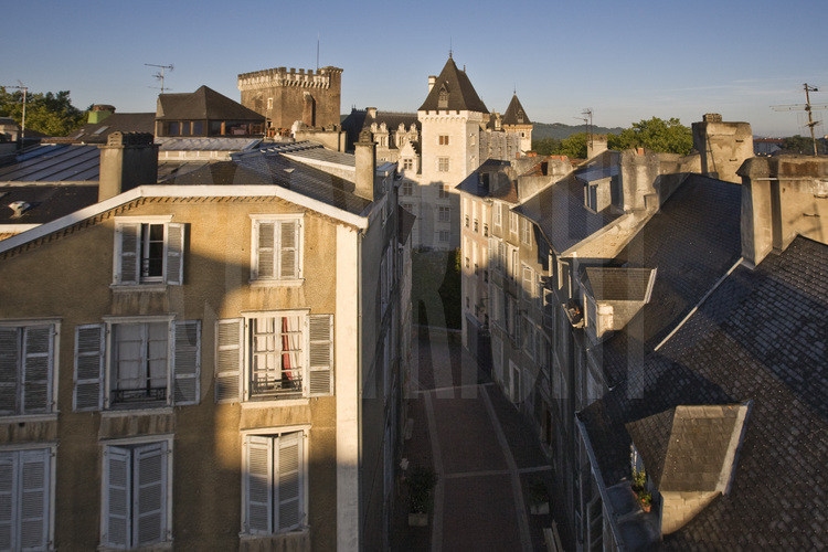 Pau, centre historique à hauteur des toits. Dans le prolongement de la façade est du château de Pau (en arrière plan) où naquit Henri IV, ce quartier médiéval est celui des antiquaires et des bons restaurants. Au premier plan, la rue du château. Altitude 20 m.