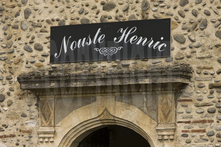 Pau, centre historique. Sur une annexe du château de Pau, un panneau en patois local indiquant 