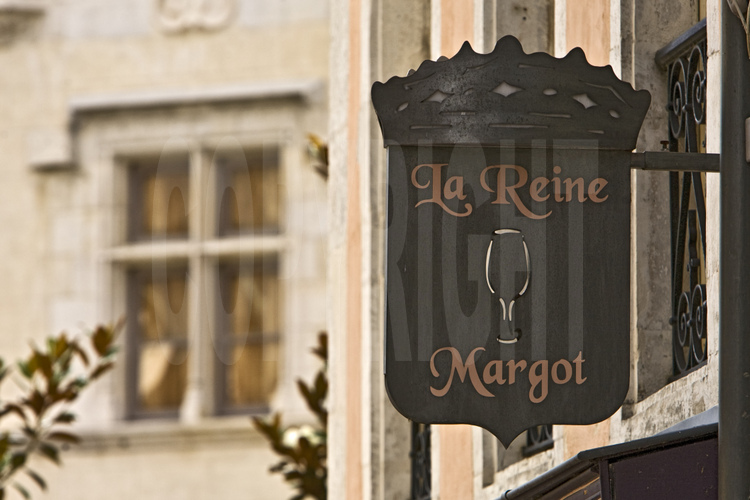 Pau, centre historique. Devant la façade principale du château de Pau (ou naquit Henri IV), un restaurant au nom de la reine Margot, première femme d'Henri IV.