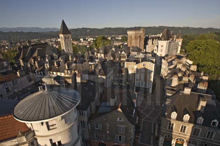 Pau, centre historique à hauteur des toits. Dans le prolongement de la façade est du château de Pau (en arrière plan) où naquit Henri IV, ce quartier médiéval est celui des antiquaires et des bons restaurants. Au premier plan, la rue du château. En arrière plan à g., la tour de la Monnaie. Altitude 35 m.