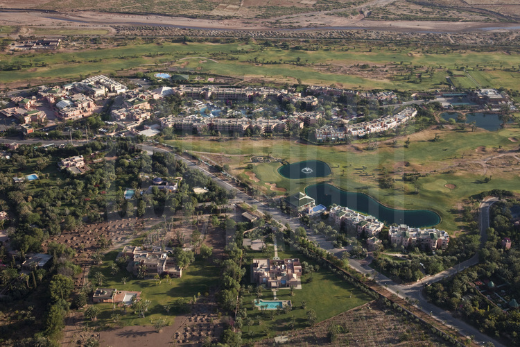 Au nord de la ville, vue sur la palmeraie et son club de Golf. Au second plan, le Palmeraie Golf Palace Resort.