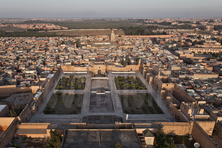 Vue générale des jardins et du palais El Badi depuis l'est. En arrière plan, la mosquée de la Kasba et les tombeaux saadiens.