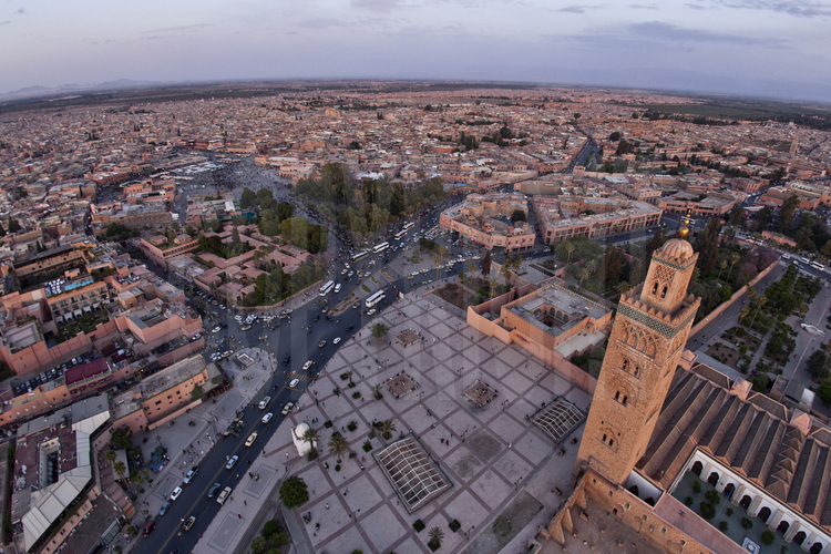 Vue générale du centre ville de Marrakech depuis le sud ouest. Au premier plan à droite, le minaret de la Koutoubia. En arrière plan à gauche, la place Jemaa el Fna.