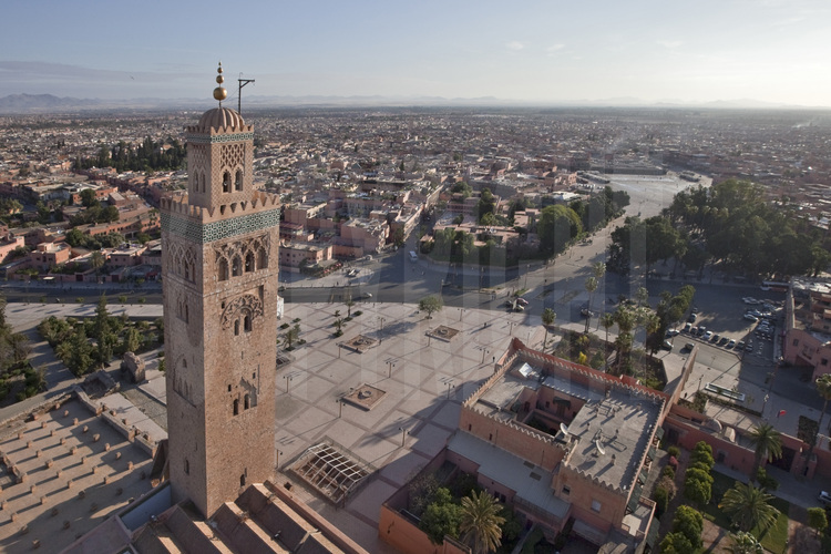 Vue générale du centre ville de Marrakech depuis le sud. Au premier plan à droite, le minaret de la Koutoubia. En arrière plan à gauche, la place Jemaa el Fna.