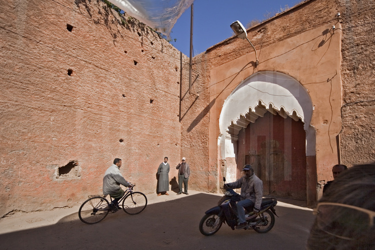 Cyclistes devant les murailles du palais de la Bahia.