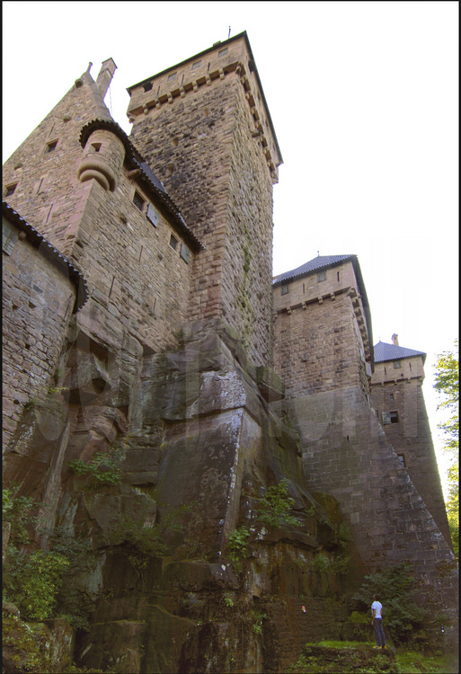 Contreforts nord du donjon vus depuis l’entrée principale du château. Dominant la plaine d'Alsace à une altitude de 755 m, le château du Haut-Kœnigsbourg est l'un des sites touristiques les plus fréquentés en France, avec près de 500 000 visiteurs par an. Appartenant à l'État français depuis 1919, le site fut transféré par l'État au Conseil général du Bas-Rhin en janvier 2007 (transfert qui fut le premier bien patrimonial transféré par l'État parmi une liste de 176).