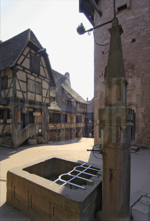 La fontaine principale du château, située sur la cour basse. Dominant la plaine d'Alsace à une altitude de 755 m, le château du Haut-Kœnigsbourg est l'un des sites touristiques les plus fréquentés en France, avec près de 500 000 visiteurs par an. Appartenant à l'État français depuis 1919, le site fut transféré par l'État au Conseil général du Bas-Rhin en janvier 2007 (transfert qui fut le premier bien patrimonial transféré par l'État parmi une liste de 176).