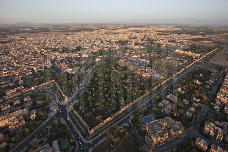 Vue générale de Marrakech depuis le sud-ouest. Au premier plan, le boulevard Yarmouk et les remparts de la ville. Au second plan à droite, l'Hôtel de la Mamounia. En arrière plan, la Koutoubia et la place Jemaa el Fna.