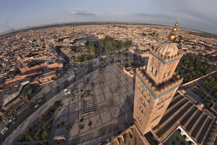 Le minaret de la Koutoubia et la place Jemaa el Fna (en arrière plan).