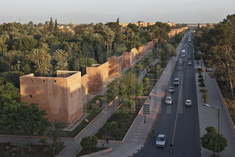 Au sud est du centre ville, le boulevard Yarmouk et les remparts de la ville. En arrière plan à gauche, l'Hôtel de la Mamounia.