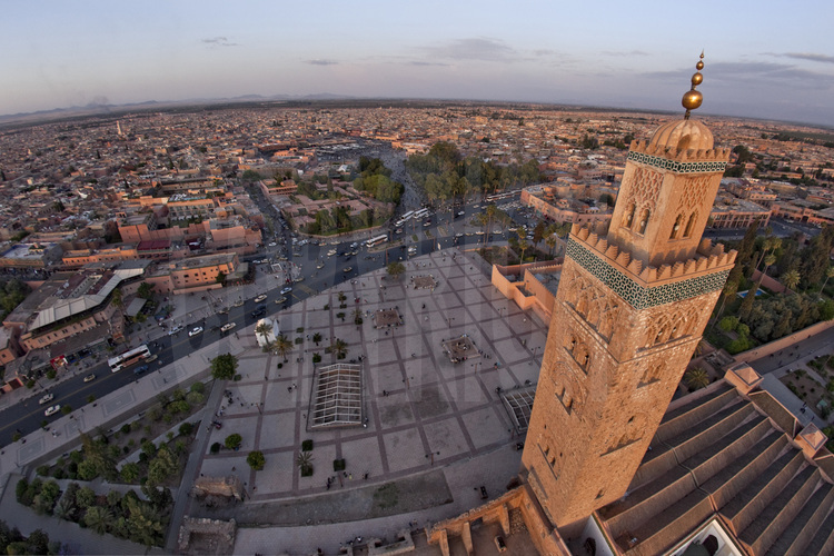 Le minaret de la Koutoubia et la place Jemaa el Fna (en arrière plan)