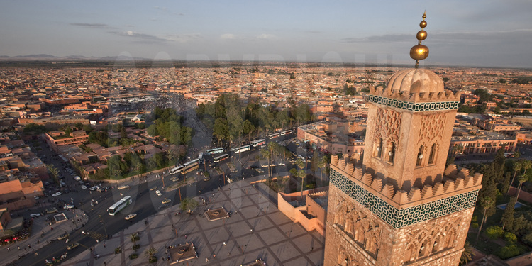 Le minaret de la Koutoubia et la place Jemaa el Fna (en arrière plan)