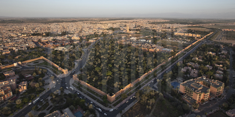 Vue générale de Marrakech depuis le sud-ouest. Au premier plan, le boulevard Yarmouk et les remparts de la ville. Au second plan à droite, l'Hôtel de la Mamounia. En arrière plan, la Koutoubia et la place Jemaa el Fna.