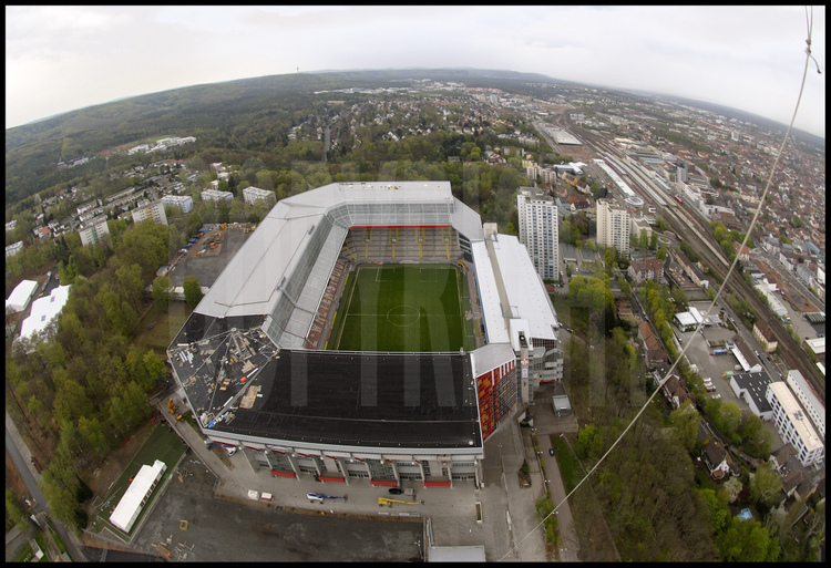 Kaiserslautern : D’une capacité de 48500 places assises, le Fritz Walter Stadion  est le siège du FC Kaiserslautern.