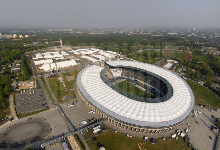 Berlin : D’une capacité de  75000 places couvertes, l’Olympiastadion a été construit par le troisième Reich pour accueillir les Jeux Olympiques de 1936. A l’occasion de cette coupe du monde, il a été redessiné et rénové de fond en comble par l’architecte Werner March. Le nouveau toit a été inauguré en juillet 2004.