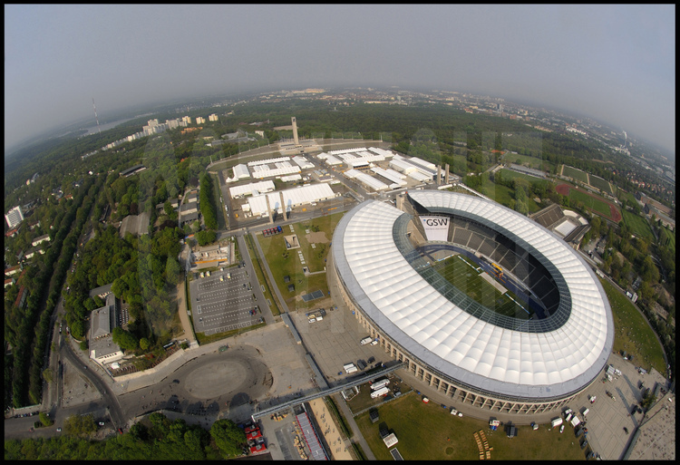 Berlin : D’une capacité de  75000 places couvertes, l’Olympiastadion a été construit par le troisième Reich pour accueillir les Jeux Olympiques de 1936. A l’occasion de cette coupe du monde, il a été redessiné et rénové de fond en comble par l’architecte Werner March. Le nouveau toit a été inauguré en juillet 2004.