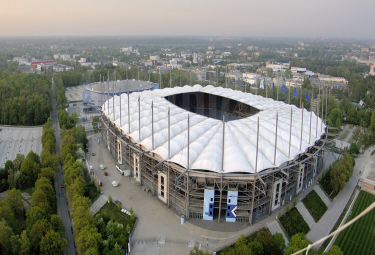 Hambourg : Avec une capacité de 51000 places couvertes, le Hamburgstadion, qui a été bâti en 2000, est à 8 km à l’ouest du centre ville.