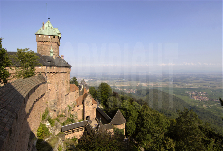 Le donjon, les douves depuis le grand bastion nord. Dominant la plaine d'Alsace à une altitude de 755 m, le château du Haut-Kœnigsbourg est l'un des sites touristiques les plus fréquentés en France, avec près de 500 000 visiteurs par an. Appartenant à l'État français depuis 1919, le site fut transféré par l'État au Conseil général du Bas-Rhin en janvier 2007 (transfert qui fut le premier bien patrimonial transféré par l'État parmi une liste de 176).