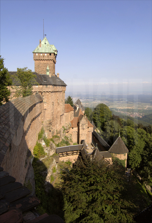Le donjon, les douves depuis le grand bastion nord. Dominant la plaine d'Alsace à une altitude de 755 m, le château du Haut-Kœnigsbourg est l'un des sites touristiques les plus fréquentés en France, avec près de 500 000 visiteurs par an. Appartenant à l'État français depuis 1919, le site fut transféré par l'État au Conseil général du Bas-Rhin en janvier 2007 (transfert qui fut le premier bien patrimonial transféré par l'État parmi une liste de 176).