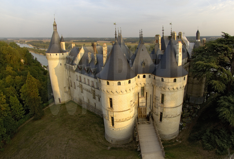 Vu depuis le parc peuplé de cèdres centenaires, le Château de Chaumont domine la Loire de plus quarante mètres. D'allure médiévale, il a été construit au XVe siècle. Les ailes Nord et Ouest ont été édifiées de 1469 à 1481 ainsi que les tours, massives et dotées de mâchicoulis et de chemins de ronde. La porte d'entrée, précédée d'un double pont-levis, est enserrée par deux grosses tours.