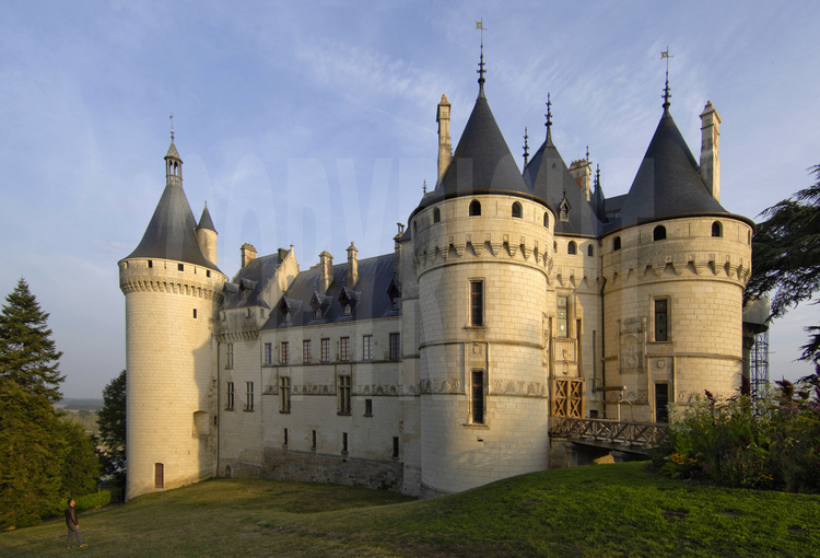 Façades sud et est du Château de Chaumont vues depuis le parc. D'allure médiévale, il a été construit au XVe siècle. Les ailes Nord et Ouest ont été édifiées de 1469 à 1481 ainsi que les tours, massives et dotées de mâchicoulis et de chemins de ronde. La porte d'entrée, précédée d'un double pont-levis, est enserrée par deux grosses tours.