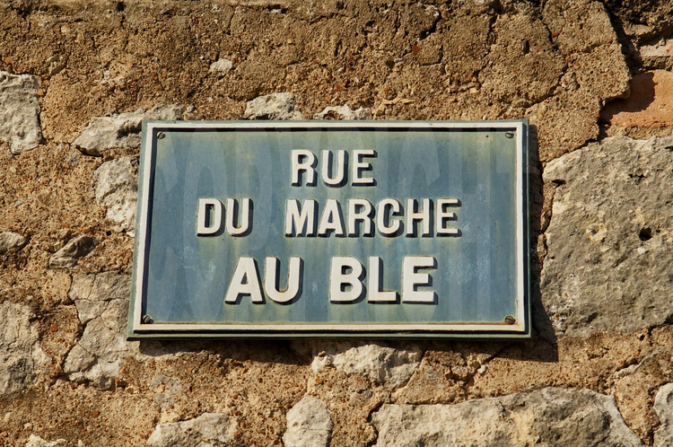 Provins (Patrimoine Mondial de l'Unesco): plaque de la rue du Marché au Blé, dans la cité médiévale.