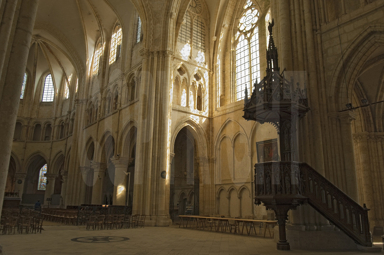 Provins (Patrimoine Mondial de l'Unesco), intérieur de la Collégiale Saint-Quiriace : nef et chaire. Construite au XIIème siècle, celle-ci présente la particularité de ne jamais avoir été achevée, la réalisation de l’église dans les proportions données au départ étant trop coûteuse.