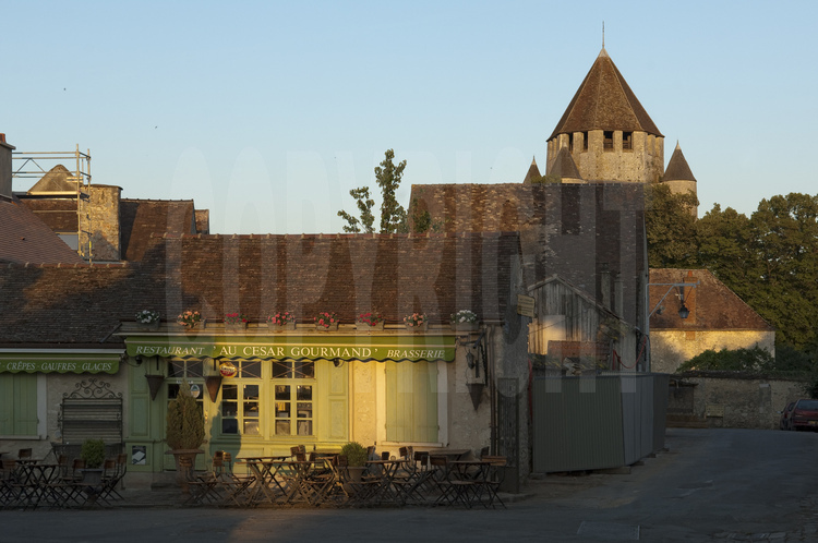 Provins (Patrimoine Mondial de l'Unesco): bar sur la place du Chatel, au centre de la cité médiévale. En arrière plan, la Tour de César.