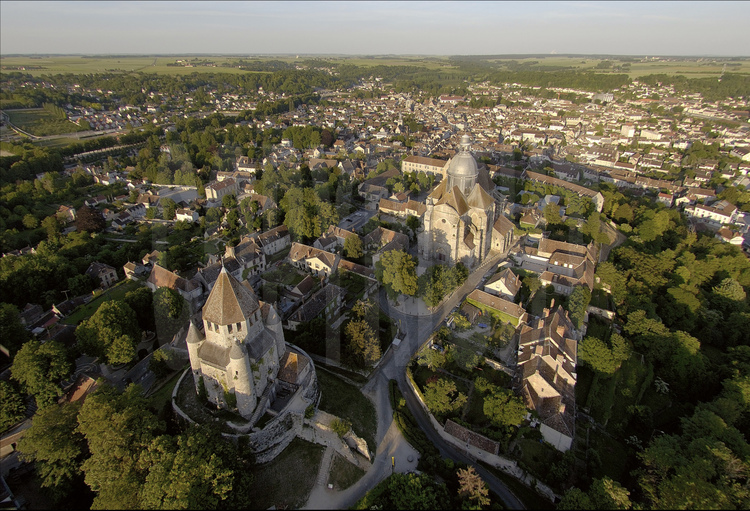 Provins (Patrimoine Mondial de l'Unesco) : vue générale de la cité médiévale. La Tour de César (à gauche), la Collégiale Saint-Quiriace (à droite) et la ville moderne en arrière plan.